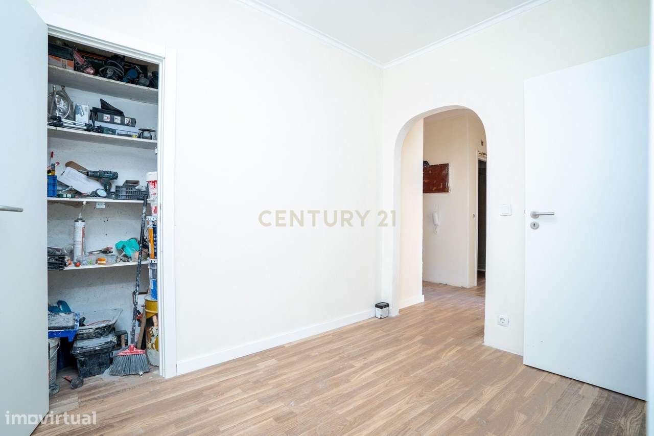 Apartamento T2 em remodelação | Casal de São Brás | Amadora-16