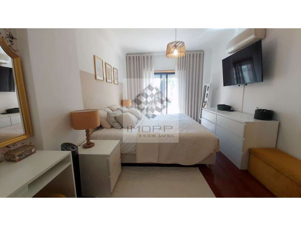 Fabuloso T4 na Radial em Odivelas com estacionamento!-18