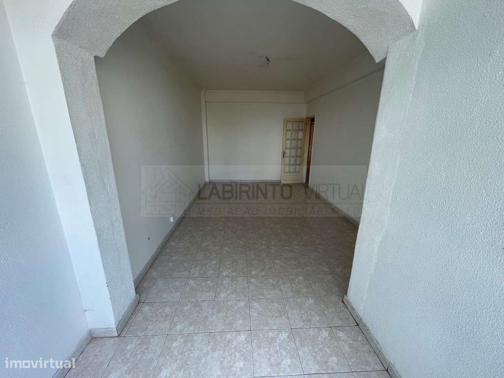 Vende-se T2 com varandas e arrecadação em Oeiras-1