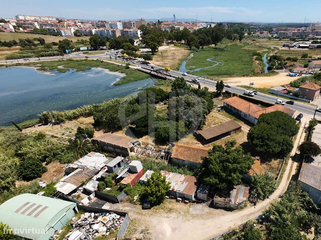 Moradia T3 + Área Terreno 4.150m2 + Atracadouro // P/Recuperar-16