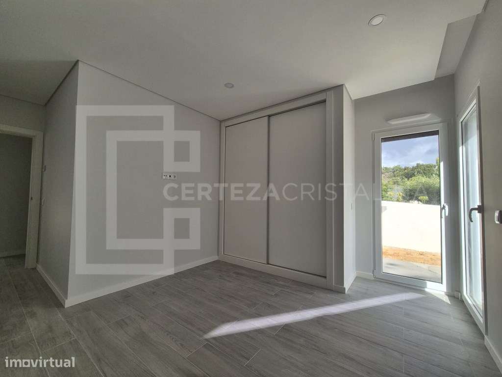 MORADIA CONTEMPORÂNEA COM PISCINA PRIVADA E GARAGEM-12
