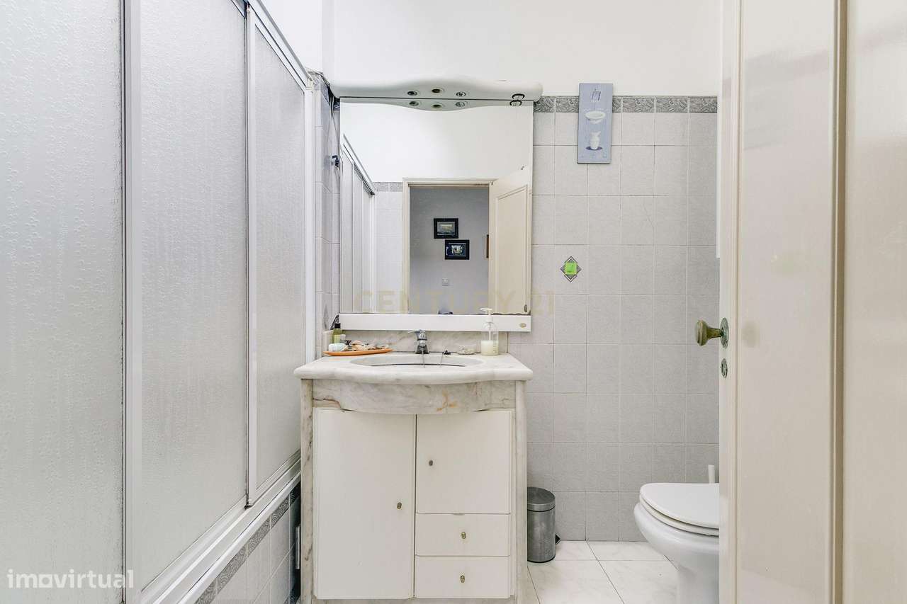 Espaçoso apartamento T4 transformado em T3-2