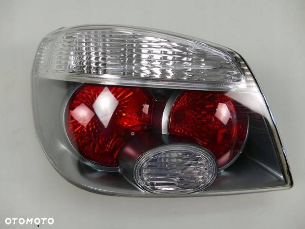 MITSUBISHI OUTLANDER I LIFT LAMPA LEWY TYŁ EUROPA - 1