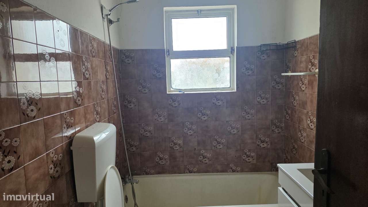 Moradia térrea T4, habitável, sem licença - M. Grande-18