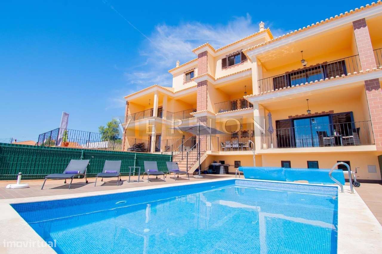 Moradia em Banda Duplex T2+2 com Piscina Privada e Garagem Dupla | Si-25