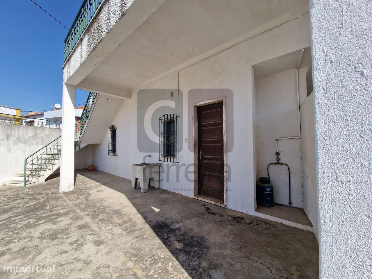 Moradia T3+1 no centro de Almeirim com garagem ampla e quintal-38