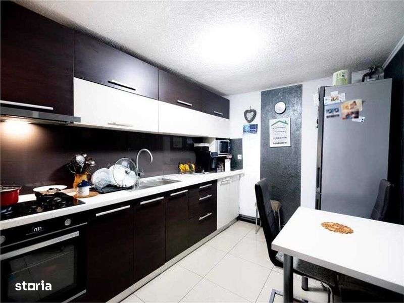 Vand Casa Parter+Etaj cu 5 dormitoare + Hala/Garaj de 200mp in Osorhei - Imagine principală: 5/8