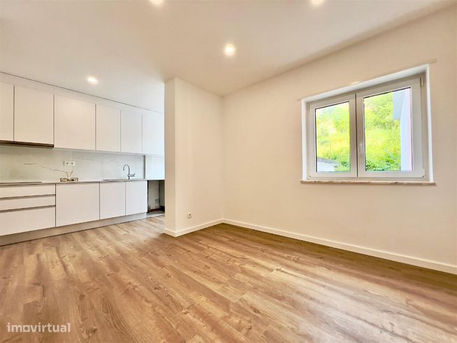 Apartamento T4 com garagem em zona da Guarda Inglesa, Santa Clara-2