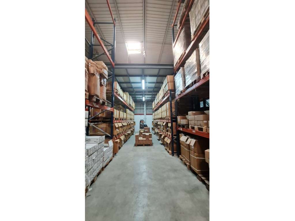 Amplo Armazém com escritórios na Nacional 10, Alverca do Ribatejo-32