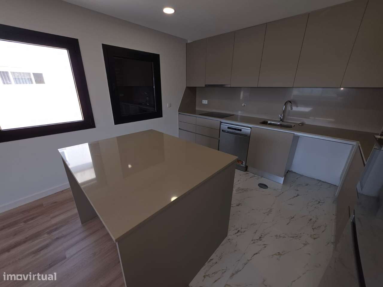 Excelente apartamento T2 novo, com terraço em Santa Maria da feira-10