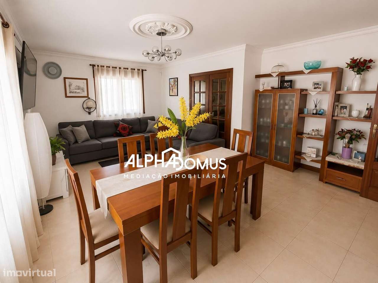 Moradia T4 com Suite, Sotão, Garagem e Espaço Exterior em Valença-29