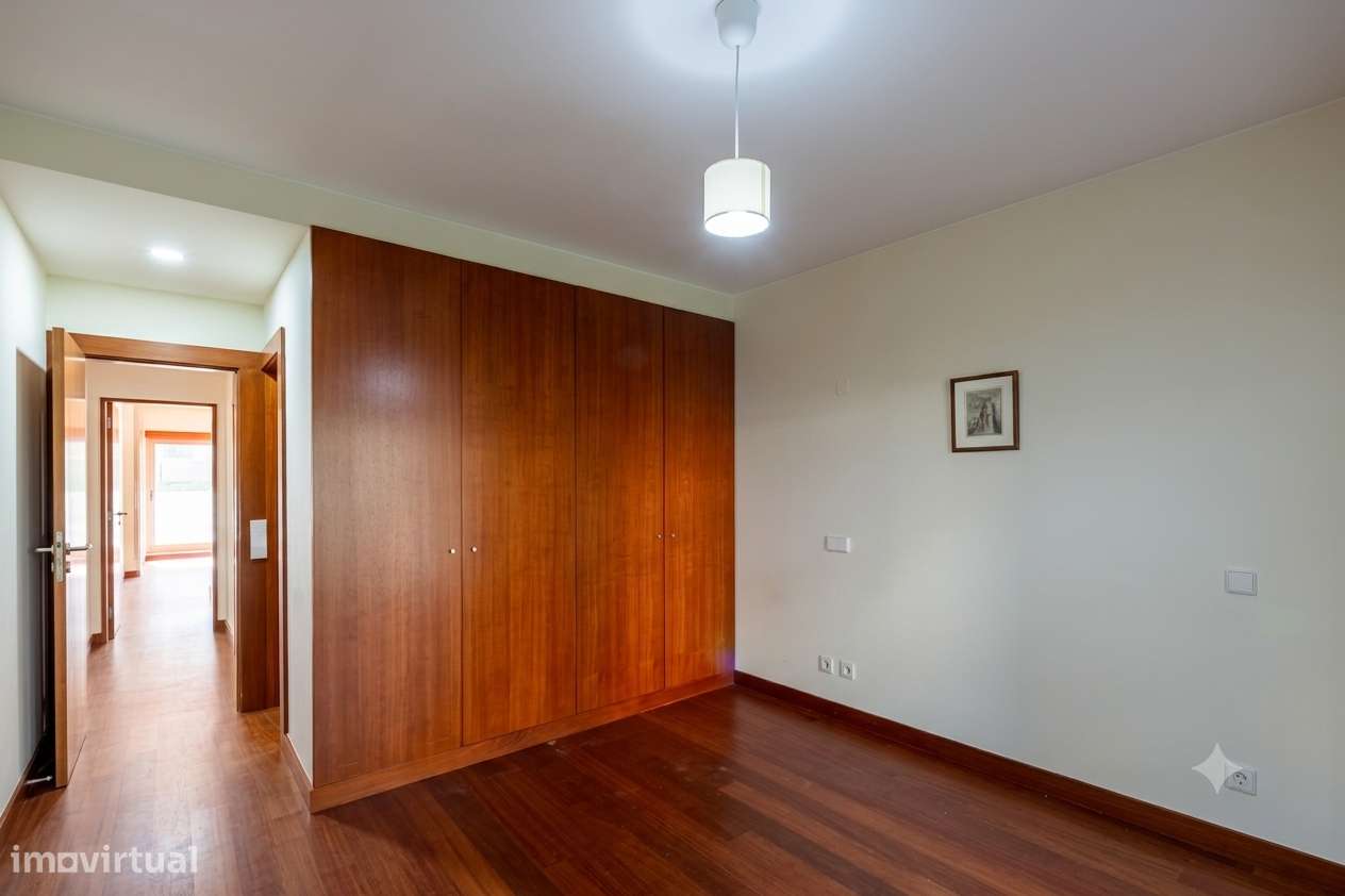 Apartamento T5 com 4 casas de banho e garagem-46