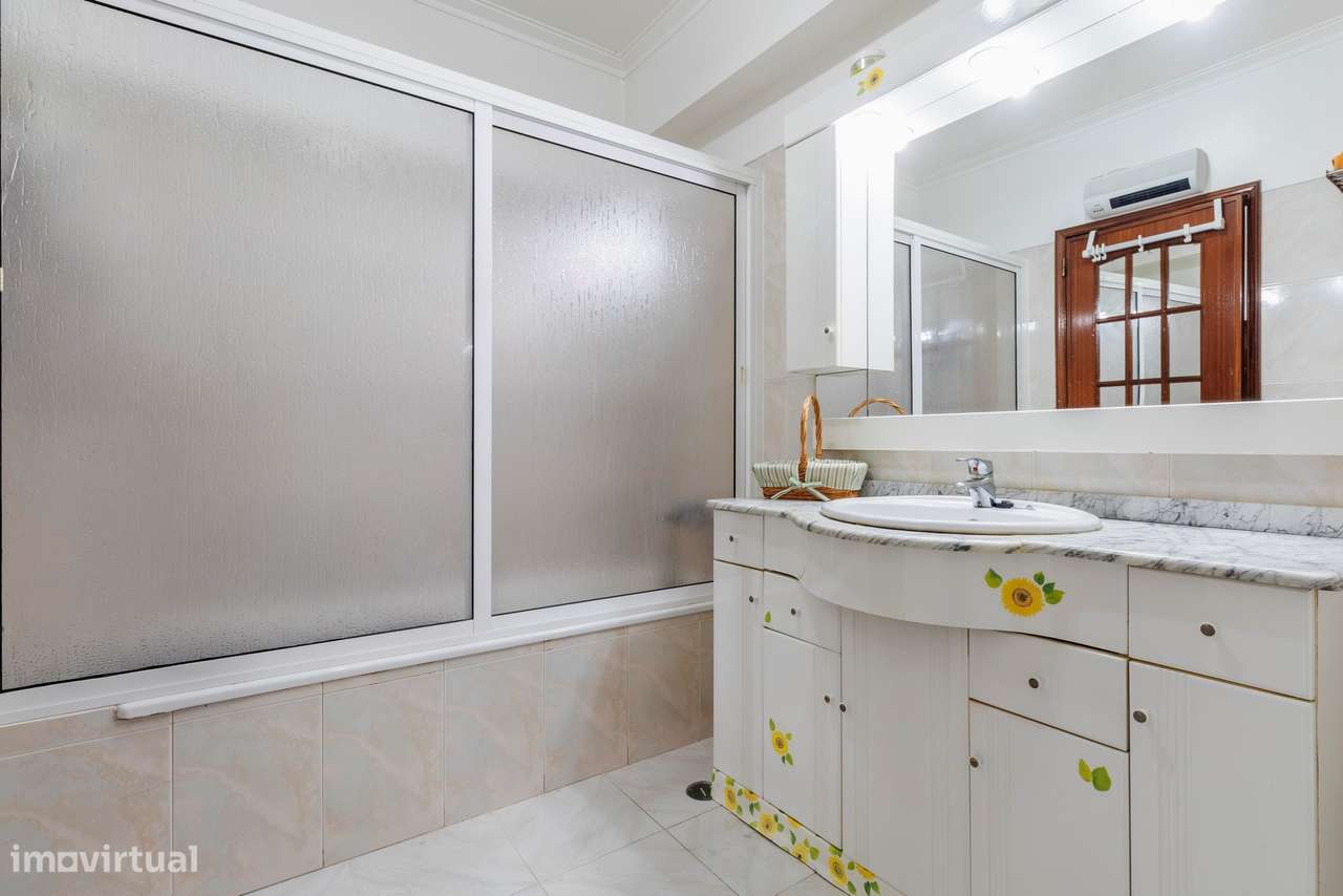 Apartamento T2 c/ 2 Lugares de Estacionamento e Terraço c/ 30m2 em Mem-39