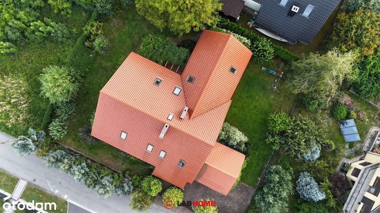 Urokliwy dom z odrobinę tajemniczym ogrodem-18