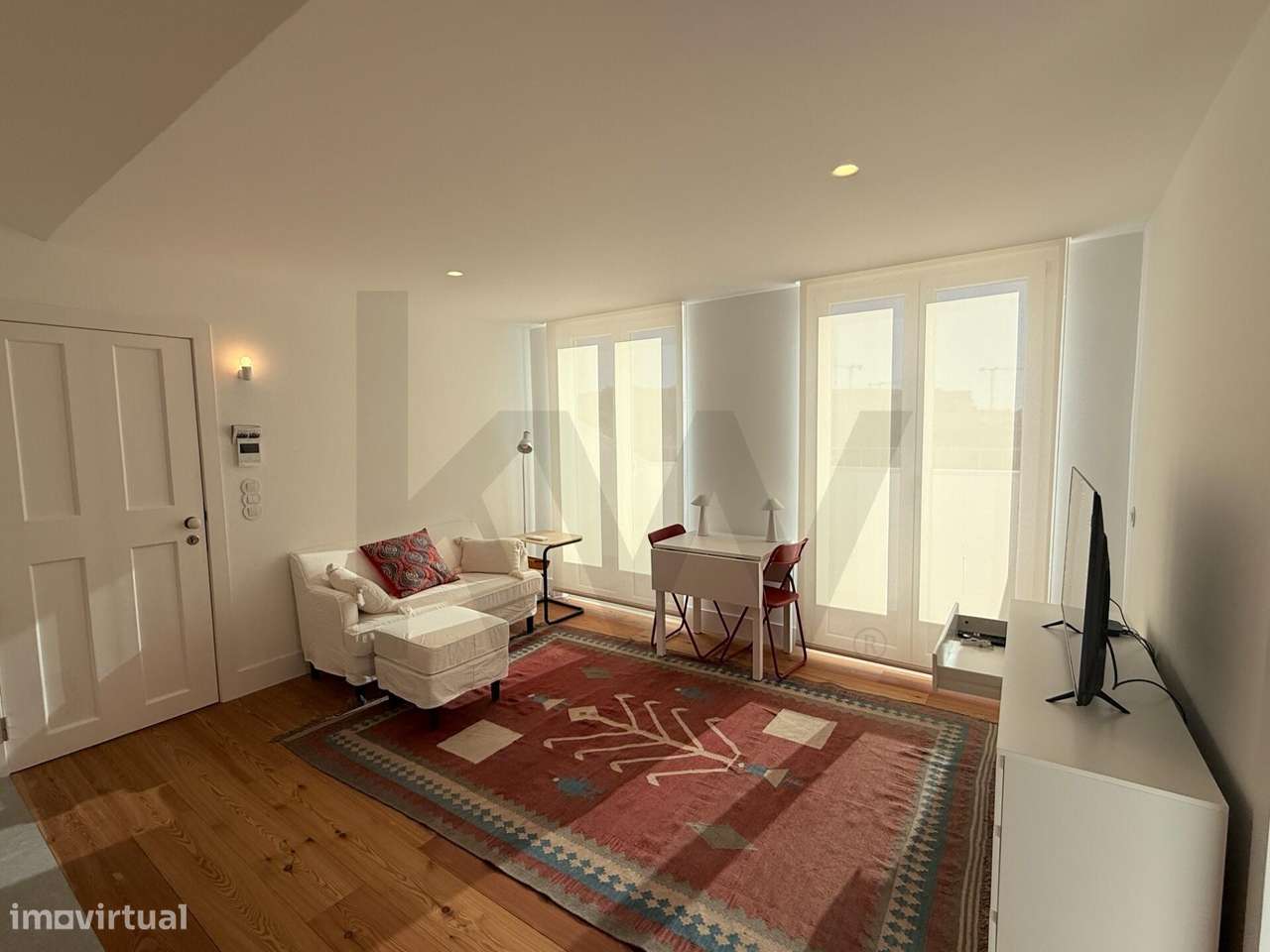 T1 renovado, equipado e mobilado com varanda e vista frontal de rio – - Grande imagem: 3/23