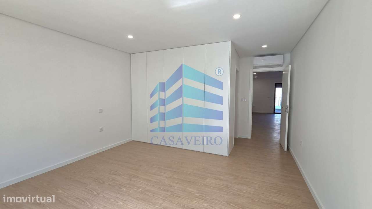 Apartamento T2  com varanda no centro de Esgueira-12