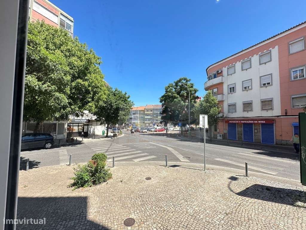 Excelente T2 Totalmente Remodelado na Mina de Água-2