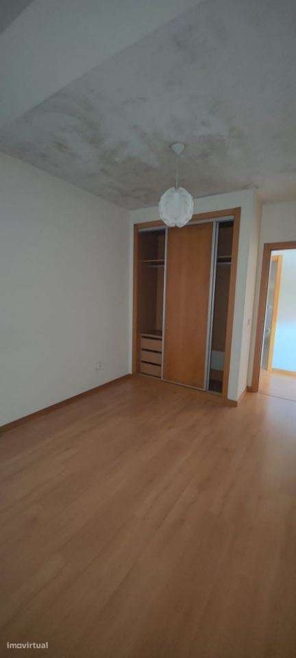 Apartamento T2 com parqueamento e vista de mar.  A 3 minutos da pra...-16