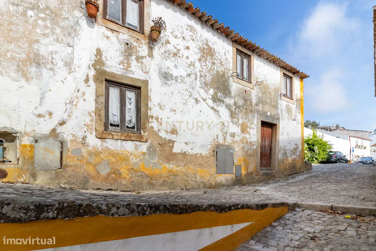 Moradia em ruína, dentro das muralhas em Óbidos-5