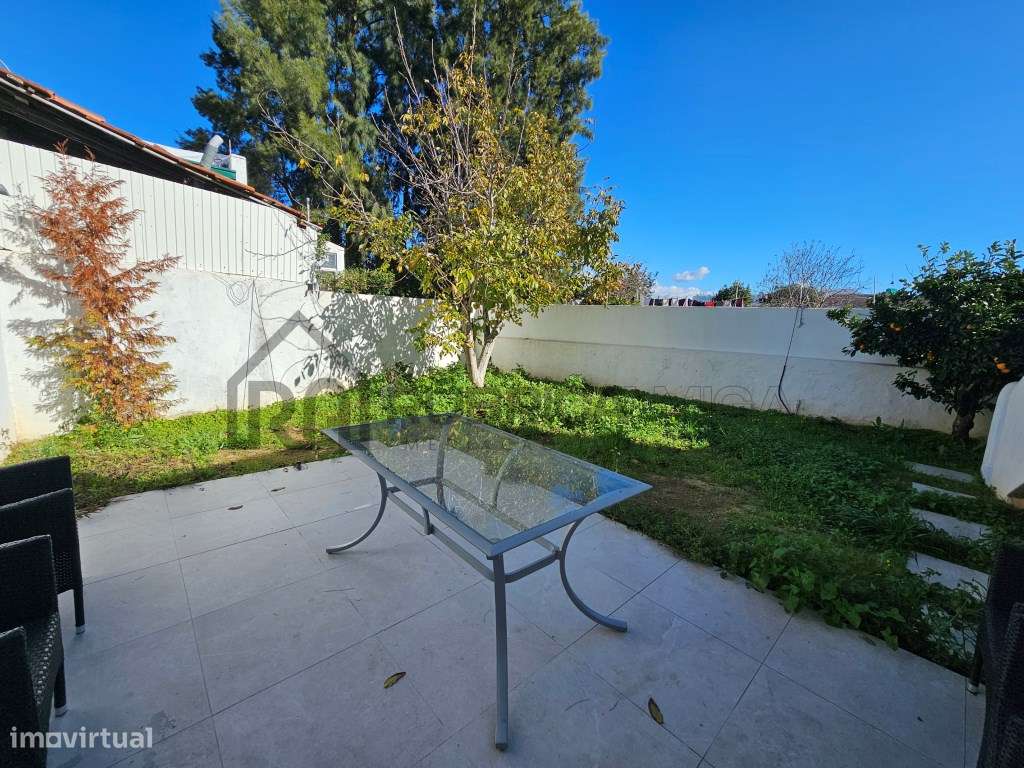Moradia V2 em Loulé renovada com terraço e logradouro-25