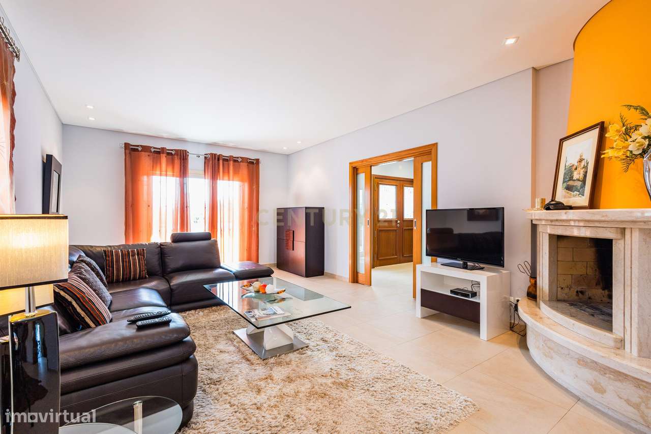 Moradia Exclusiva com Piscina, Jardim e Áreas Amplas-6