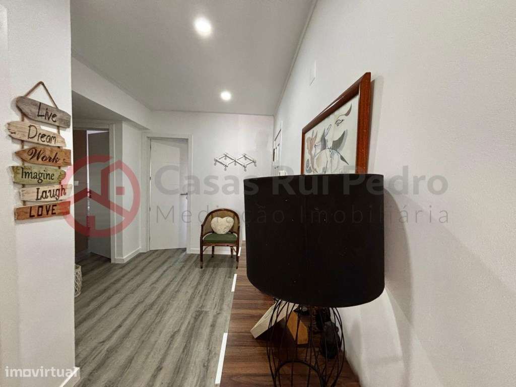 Apartamento T2 com arrecadação em Santa Marta do Pinhal, Corroios-3