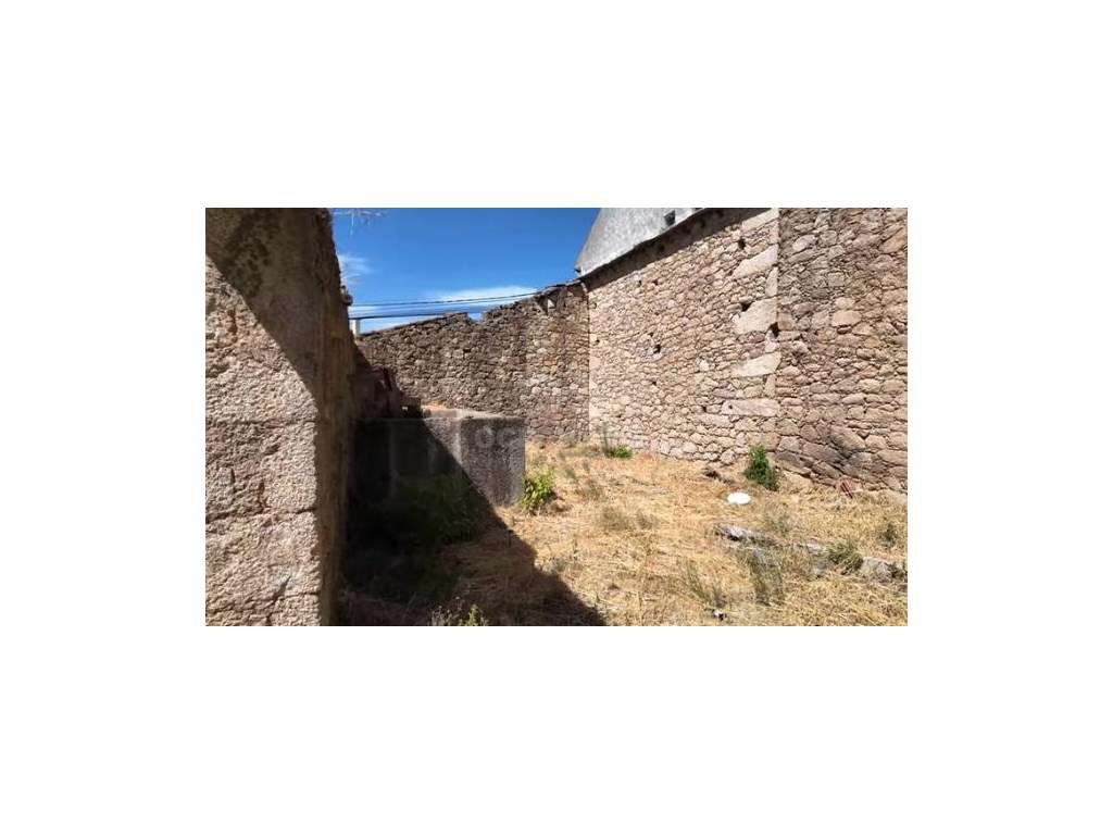 Moradia independente com 500 m2 área bruta-33