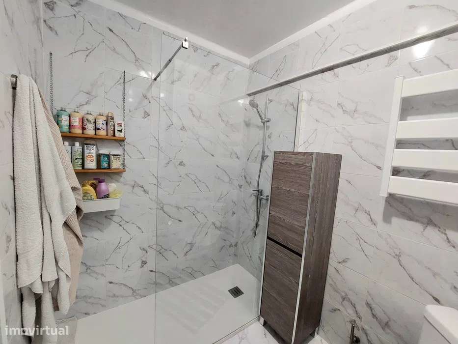 Espetacular T2 Totalmente Renovado no Carregado-8