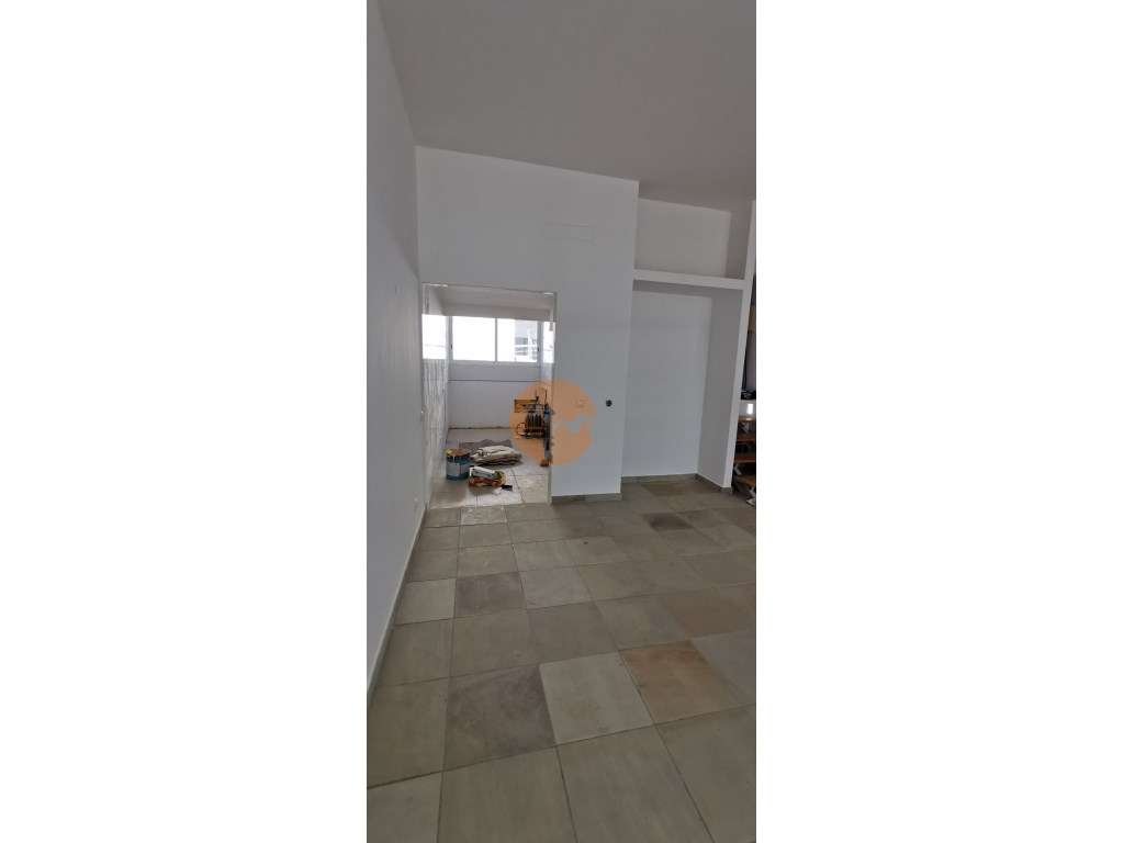 Moradia totalmente renovada numa zona calma onde predomina a habita...-12