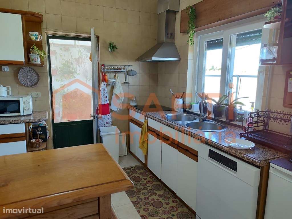 Moradia T5 com Piscina + Garagem para 3 Carros Oportunidade Imperdível-22