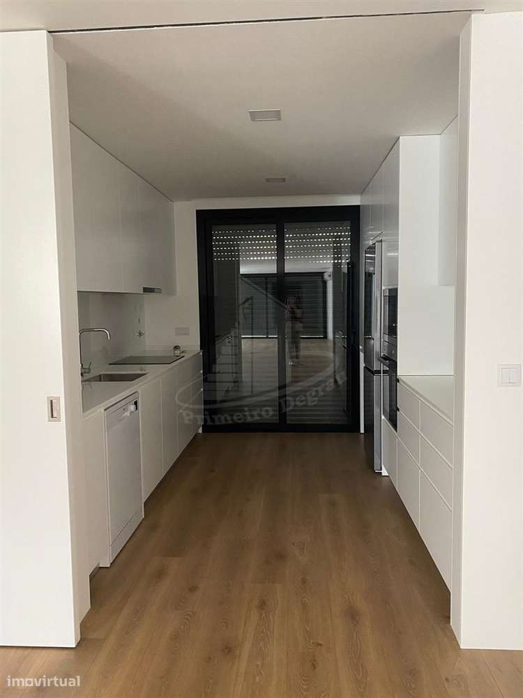 Moradia em banda em Santa Lucrécia-28