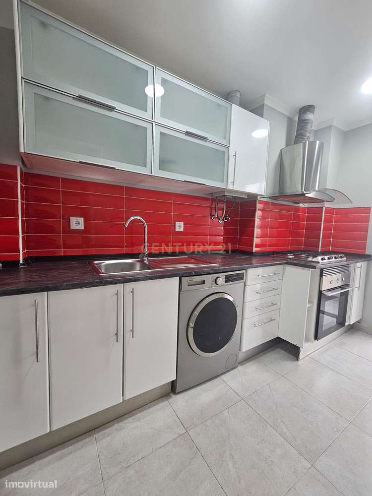 T2 Remodelado em Queluz-Belas com 2 Varandas a 1 Minuto da CP - Grande imagem: 2/20