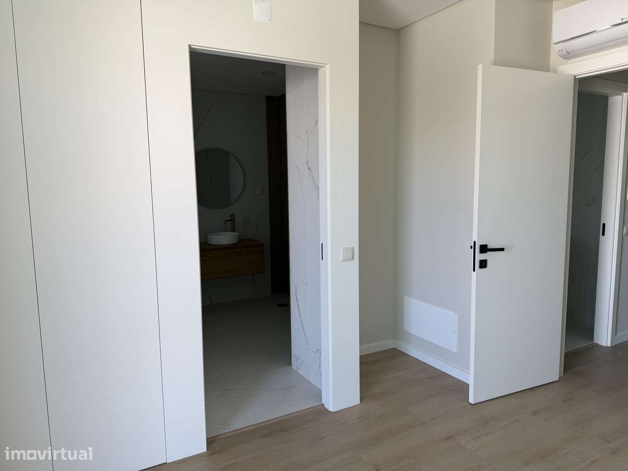 Moradia T4 com piscina, terraço e garagem em Ferreiras-8