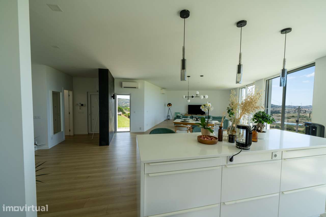 Moradia independente à venda na Estrada Velha da Avessada, 2665-20