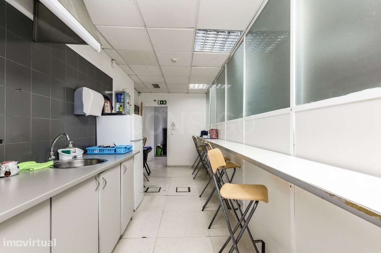 Escritório, loja e armazém com 550 m² em Linda-a-Velha, pronto a funci-9