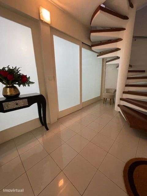 Apartamento T4 Duplex c/ garagem fechada p/ 2 carros.-4