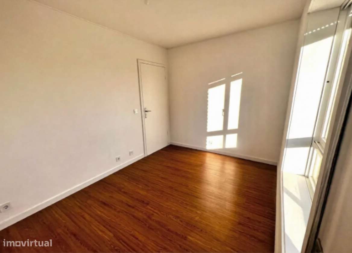 T2 Totalmente Remodelado em Ramalde | Garagem + Arrumos-17