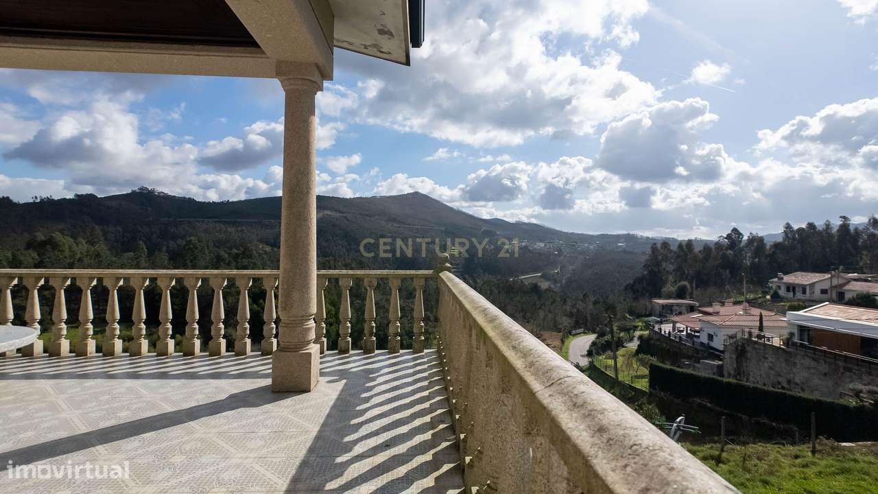 Deslumbrante Quinta T5 com terreno urbano de 5000m2 em Aguiar de Sousa - Grande imagem: 4/60