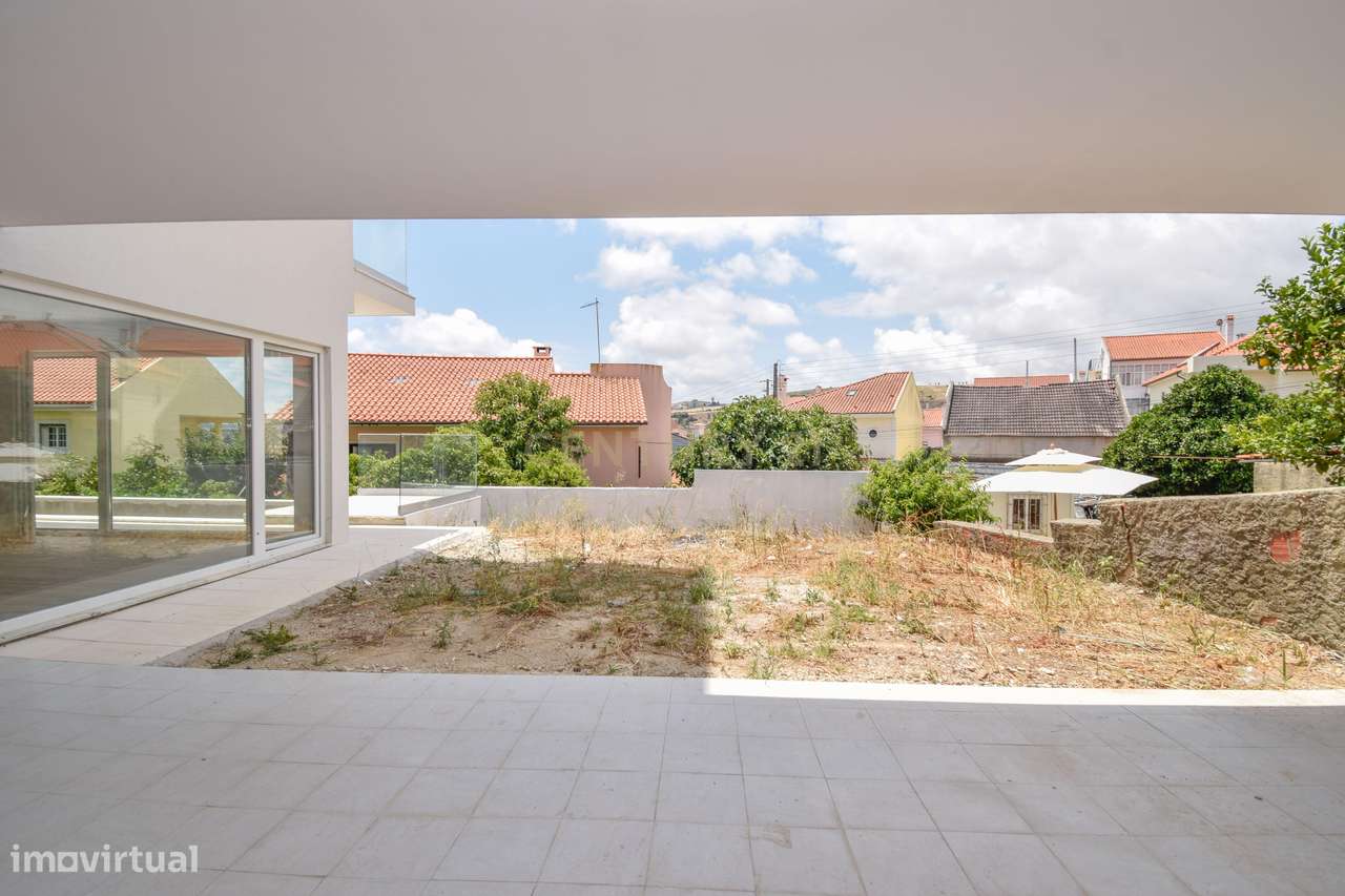 Moradia T4 de Arquitetura Moderna e Sustentável em Famões - Casal do R-39