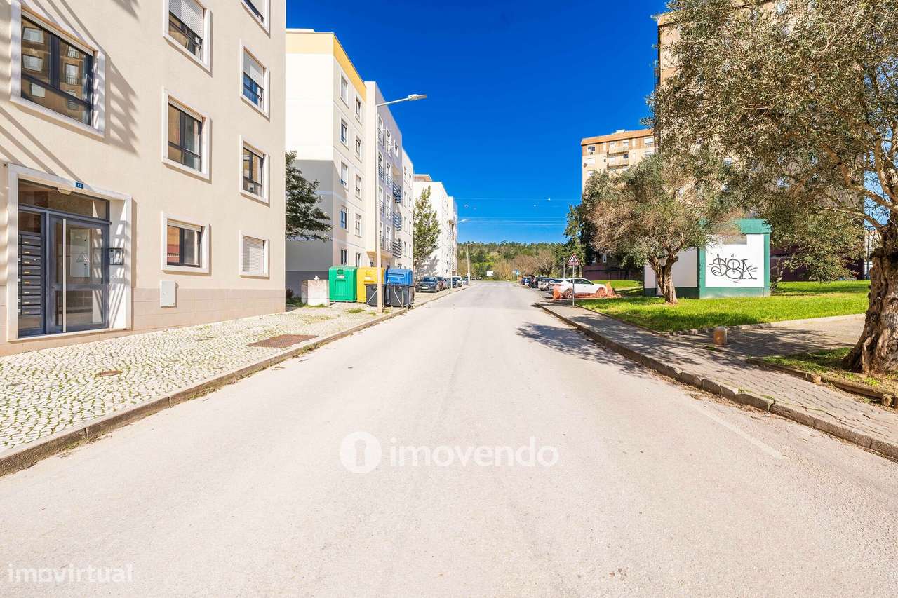 Apartamento T2, com estacionamento e arrecadação, em Vialonga-49