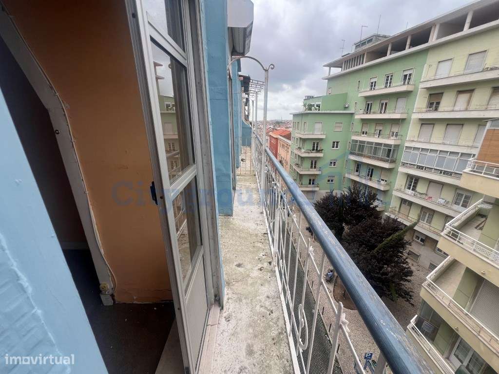 Apartamento T2 +1 com vista, luz e potencial na Penha de França - Grande imagem: 3/36