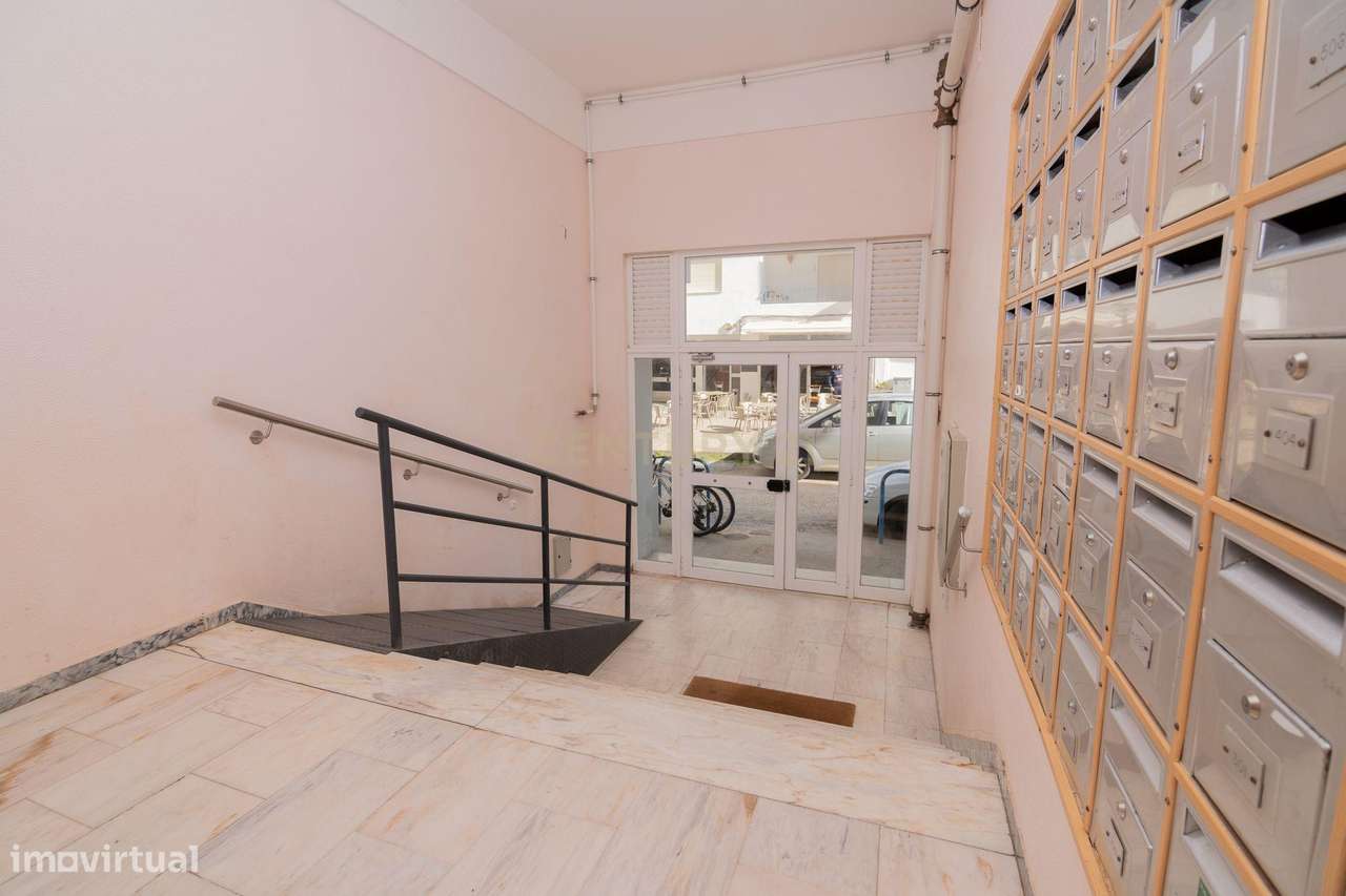 APARTAMENTO TOTALMENTE REMODELADO COM AMPLAS VARANDAS A PASSOS DA PRAI - Grande imagem: 4/13