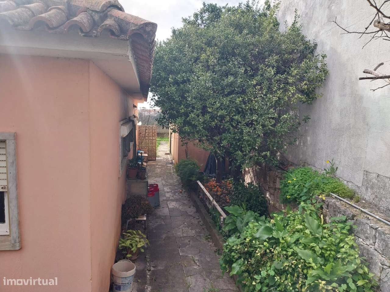 Moradia Térrea isolada na Amoreira Estoril com grande potencial.-7