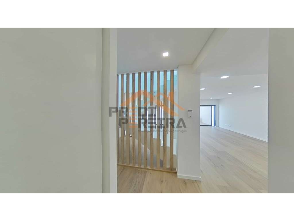 Moradia T4 em condomínio privado com piscina, no Fanqueiro em Loures-54