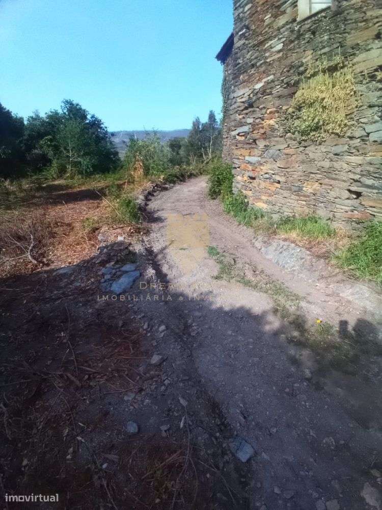 Oportunidade Única: Terreno com 4 Casas para Restauro em Zona de Ref?-12