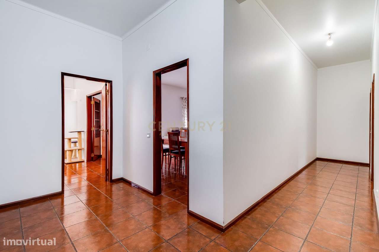 Prédio com 2 apartamentos+garagem+terreno-35