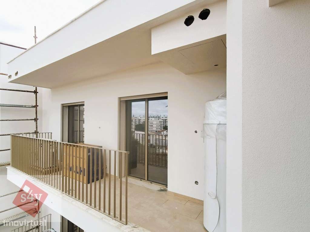 Dúplex com Terraço e Box - Novo - Montijo!-12