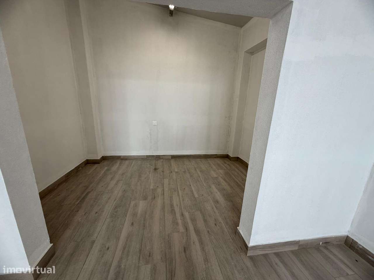 Armazém Totalmente Remodelado na Baixa da Banheira-7