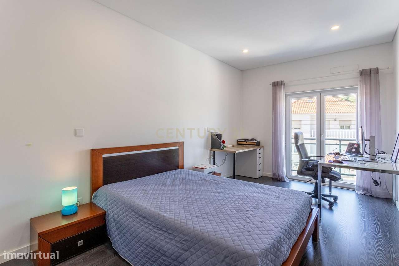 Procura espaço e conforto? Veja este T4 Duplex-21