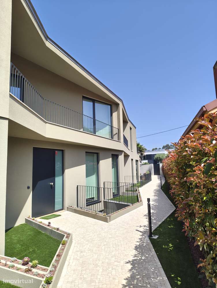 Moradia T4 com piscina e jardim em Canidelo-42
